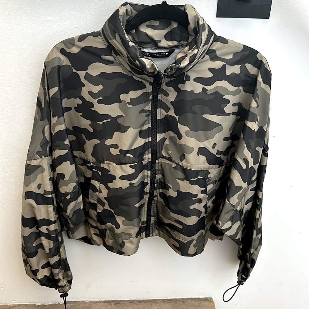 ZARA waterproof camouflage crop zip front Jacket (M)